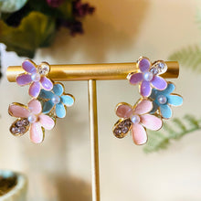 Load image into Gallery viewer, Three Gold Flowers Fashion Earrings